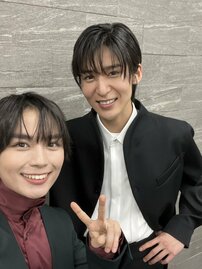 女性誌表紙で腹筋“チラ見せ”のSnowMan目黒蓮を超えたのはピンク髪のメンバー！女子が選ぶ「腹筋が魅力的なジャニーズ」ランキング【第5位以下】