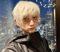 「女子より細っ!!」イエモン吉井和哉の息子・吉井添、華奢ボディきわだつ“個性派コーデ”で新大久保に降臨！「スタイル最高」「服どうなってるの？」