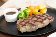 「贅沢な感じ」肉料理が大人気！10～30代男女が「特別な日に食べたいごちそう」【第4位以下】