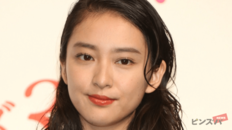 「旦那様が撮影されたんですか」武井咲、赤バーキン片手に夜散歩「佇まいまでも圧倒的に美しい」