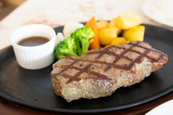 「贅沢な感じ」肉料理が大人気！10～30代男女が「特別な日に食べたいごちそう」【第4位以下】の画像
