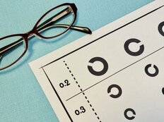 視力を回復させる生活習慣5選 緑茶を飲む、ほうれん草と卵、ホットタオル…眼科医が指南