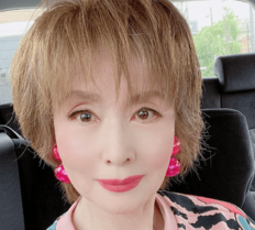 「やべぇ〜美しすぎる!!」70歳・小柳ルミ子、全身スパンコールのミニ丈ワンピ姿で美プロポーション披露！「リカちゃん人形みたい」