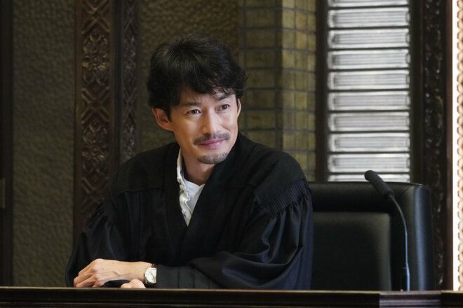 竹野内豊、“眉ナシ顔＆腕にびっしりタトゥー“Netflix新ドラマでの激変姿が沸騰「こうも人相が変わるものなのか」の画像