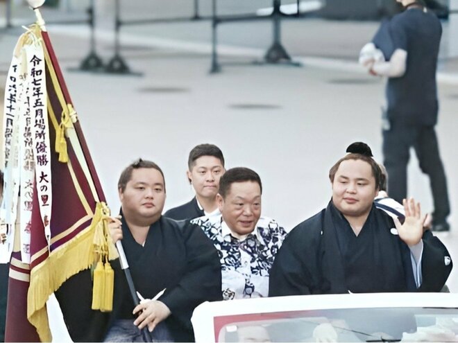 初優勝の琴勝峰と旗手を務めた琴櫻