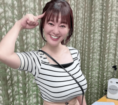 “グラビア沸騰”元NHKアナ、スカートまくり上げ水遊びに興じる姿が沸騰「足、きれい！」「ドキドキしますね」