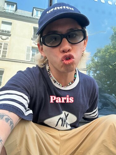 身体に入れないで」の声も…ワンオクTaka、“タトゥー施術中”ショットに