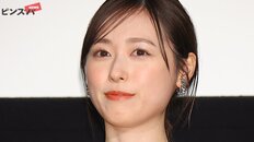 久保建英と電撃婚の福原遥、密着写真で特定された“紐ドレス”の価格に「手が届きそう」ファン注目