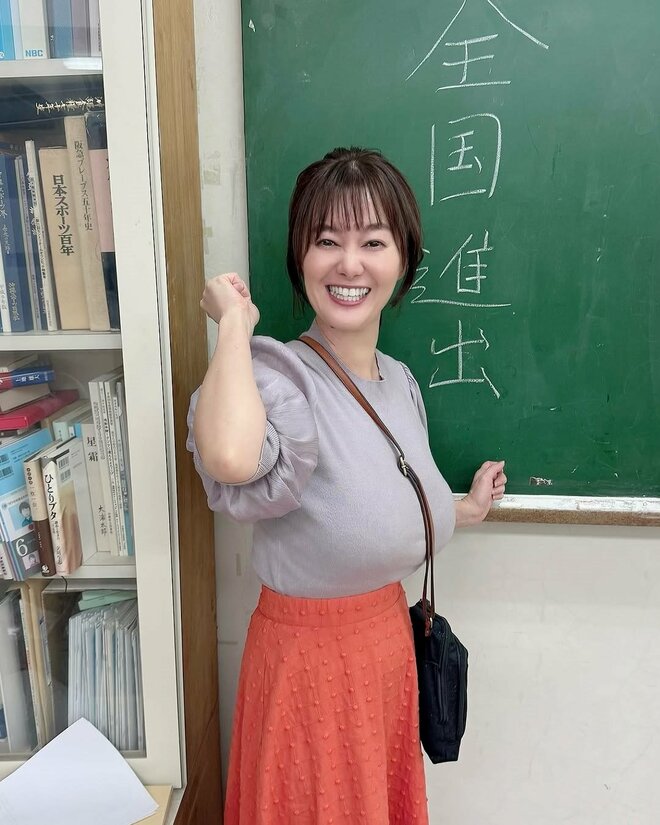 「これは反則」「足めっちゃ細い」42歳“グラマラスすぎる”元NHKアナ、美脚際立つサンタワンピ姿が沸騰の画像