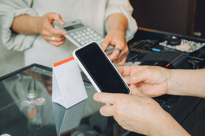 キャッシュレスは時代遅れに　店舗が続々「現金のみ」へ回帰する“切実な理由”の画像