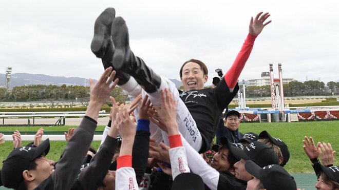 胴上げされる藤岡佑介氏