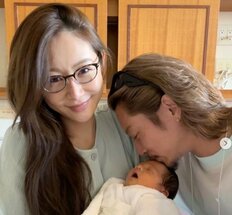 「好きが伝わってくる」黒木啓司＆宮崎麗果“夫婦リンクコーデ”手つなぎ動画公開！「ケイジパパにメロメロなんやね」