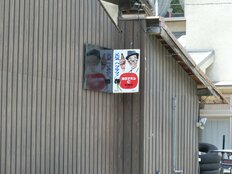 今も街中に残る昭和の『ホーロー看板』が撤去されない理由が“昭和すぎ”だった