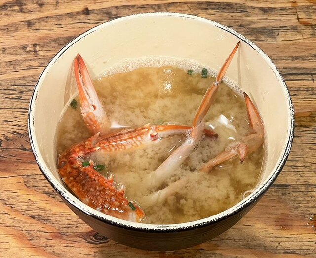 カニの手が入った豪華な味噌汁（撮影／編集部）