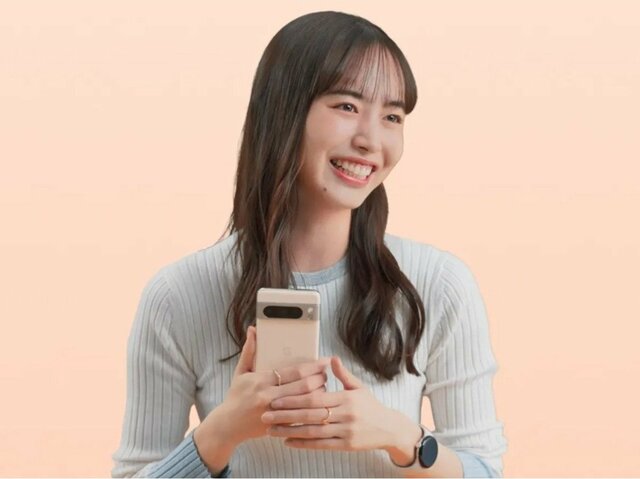 Googleの最新スマホ『Google Pixel』を持った井桁弘恵