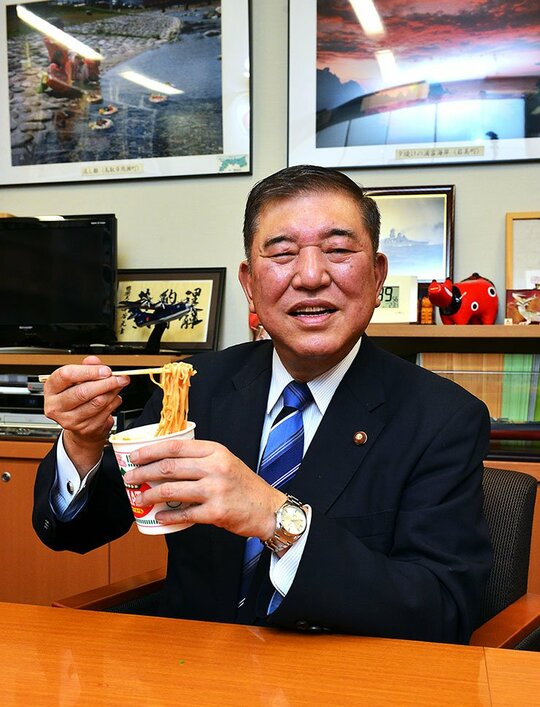 額に汗を浮かべて『カップヌードル』を食べる石破総理（撮影／石川真魚）