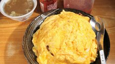 「ボリュームたっぷりトマトの甘さが光るオムチャーハン」らーめんya ［や］（東京・亀戸）