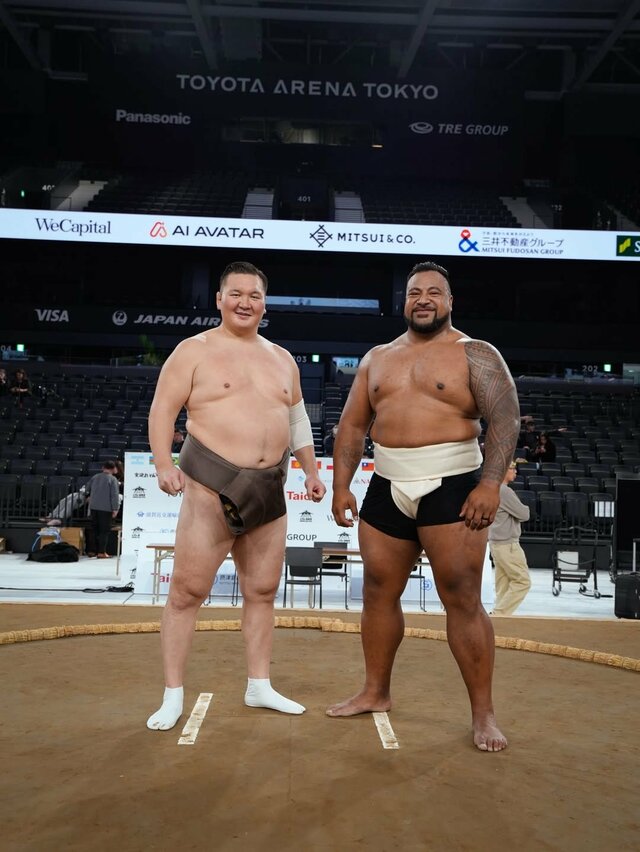 白鵬（左）とエディ・ウィリアムズ