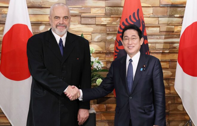 23年、岸田総理（当時）と会談したエディ・ラマ首相（左）