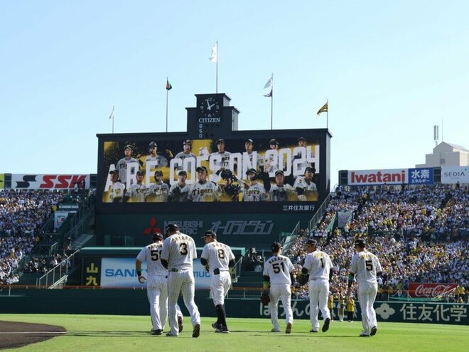 それぞれのポジションへ向かう阪神ナイン