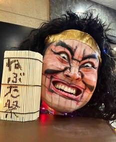 「キンタロー。に似てる」緑の“アフロヘア”で豪快に食事するカニがXで急拡散 　飼育員に聞いた驚きの正体<br />