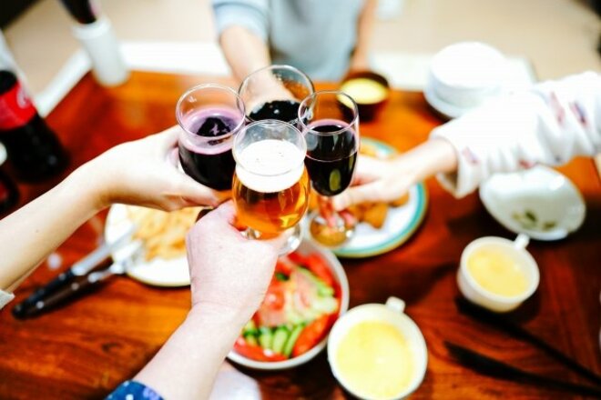 令和社会人の“アルコール離れ”は本当？20～30代男女に【お酒飲む？】アンケート、「飲む派の答え」の画像