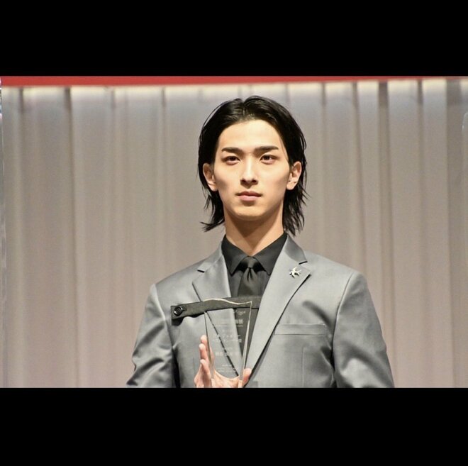 フジ『風間公親 教場0』のグレーヘアが渋い木村拓哉に横浜流星と吉沢亮が迫る!? 女子が選ぶ「オールバックが似合うイケメン」ランキング！【第7位以下】の画像