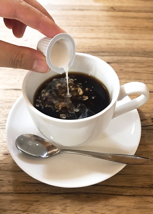 コーヒーカップにコーヒーフレッシュを注ぐ画像　※写真はphotoACより