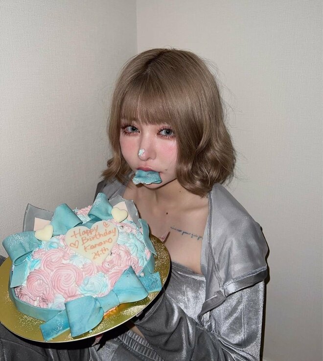 DJまるとの“ペアタトゥー”匂わせが話題の戦慄かなの、網タイのピンクナース姿に「むり、美しすぎ」の声の画像