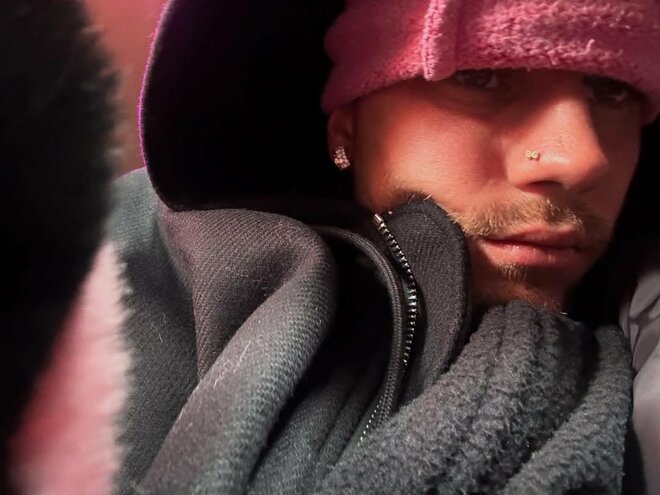 「“嫌いならこんなことできる？”」ジャスティン・ビーバー、妻の胸元に手を…“濃密ハグ”で不仲説一蹴の画像