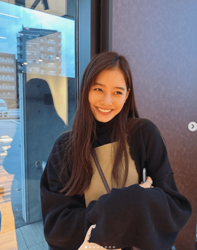 「ちょ、ちょっと透け過ぎでは？」新木優子、ファンの間で“伝説化”した美脚『ディオール』スケスケドレス姿公開！「ふとももが魅力的」の画像