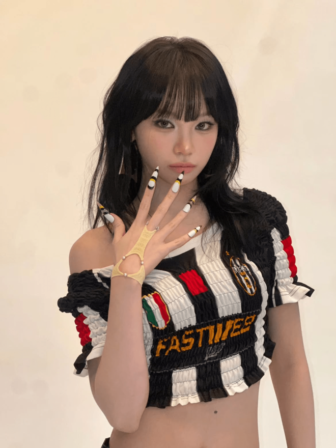 「男前すぎる」LE SSERAFIMチェウォン、プリンセスドレスで“豪快座り”　意外すぎるギャップ姿に反響の画像