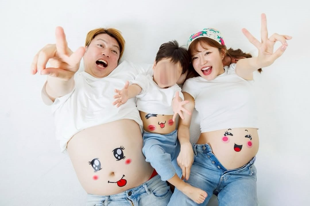 新幹線グリーン車内動画撮影で炎上の破天荒夫婦、子どもの入園式で撮影&ド派手ピンクスーツ姿で再び物議|ニュース|ピンズバNEWS