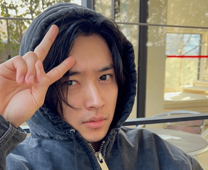 素敵すぎてびっくり」山崎賢人、胸元チラ見せ「YSL」ジャケット姿で