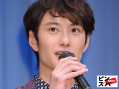 「そんな目でみつめないで」岡田将生、ピアノの隣に佇むデコ出し黒スーツ姿にうっとり「信じられないカッコよさ」