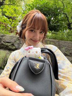 「品の欠片もない」の声も…BLACKPINK・リサ、日本の神社仏閣で“目のやり場に困る”服着用が物議