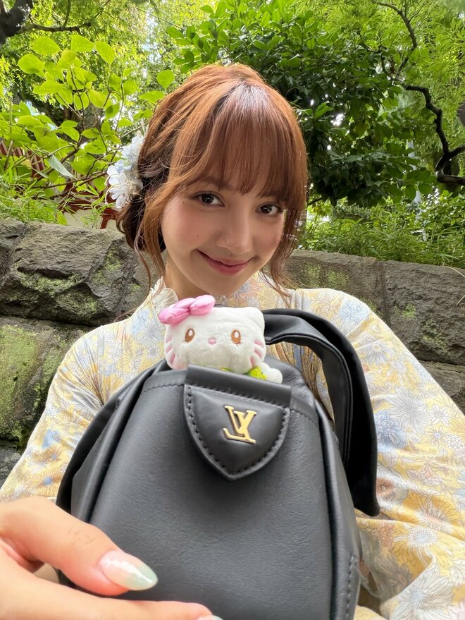 「品の欠片もない」の声も…BLACKPINK・リサ、日本の神社仏閣で“目のやり場に困る”服着用が物議の画像