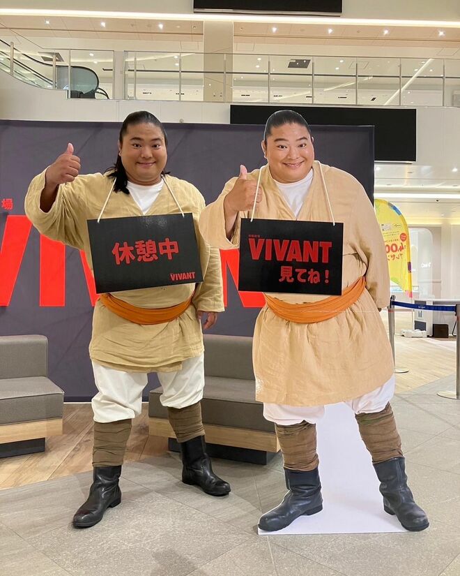 【VIVANT考察】最終回ネタバレ⁉ドラムが別班生存のリーク犯？公式HPに掲載の“重大写真”！ の画像
