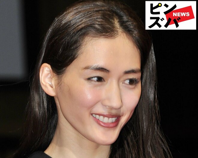 「なんだこのかわいい生物は」綾瀬はるか、来年“不惑の40歳”でも圧巻の天真爛漫さ あざとポーズ連発に熱烈反響の画像
