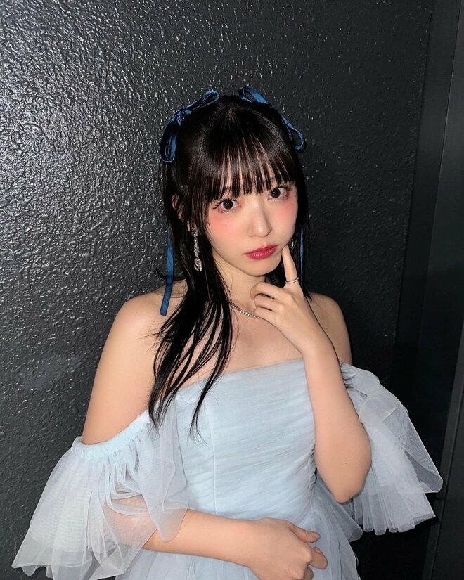 「とんでもないんですけど」鈴木愛理、印象激変メガネ＆ミニボトム姿でスラリ脚披露「足細すぎて声出ちゃったよ笑」の画像