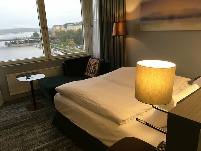 東京都内のホテル一室を写した画像、窓から良い景色が見える　(撮影／編集部)