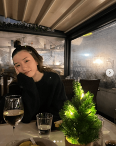 「顔の骨格が最高」永野芽郁“ほっそり二の腕”あらわ！透明感あふれる白Tシャツ姿に「カワイイがレベチ」「メイちゃんからのバレンタインプレゼントだ～」