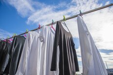 ゲリラ豪雨でずぶ濡れに…干しっぱなしはあり？「靴下は汚れている面を外に」プロに聞いた「夏の洗濯物」ベスト法