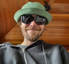 来日のジャスティン・ビーバー、第1子妊娠でふっくらお腹の妻・ヘイリーと「熱烈路上キス」ショット公開