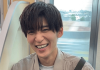 「こ、こんなセクシーなの表紙で良いんですか!?」SnowMan目黒蓮、はだけたシャツ姿で胸元チラリ！『美ST』表紙登場にファン興奮「鎖骨と喉仏に100万円の保険かけましょう」