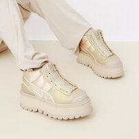 「令和の平成再ブーム」ランキング、厚底シューズを抑えた"エモい"グッズは【第4位以下】