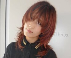離婚発表の元E-Girls藤井萩花が印象ガラリ　“お腹のデカタトゥー＆車のボンネットで喫煙姿”のワイルドショット公開