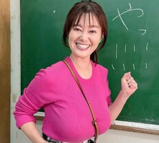 「逆に清々しい」42歳“グラマラスすぎる”元NHKアナ、“書”をバックに大胆ポーズ披露「かなり振り切ってますね」