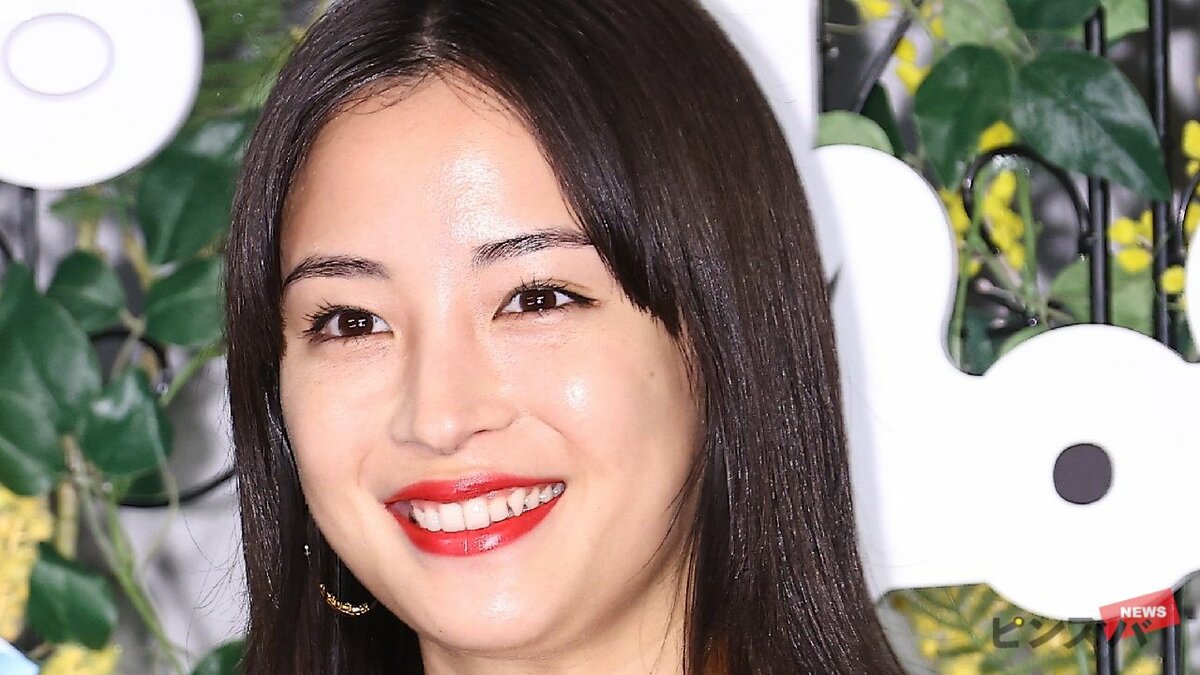 패션쇼에서 한국 남돌 5번이나 훔쳐보다가 딱 걸린 일본 탑여배우 히로세 스즈