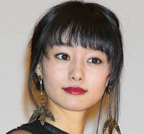 「ギャルくて最高」忽那汐里“ド派手赤髪＆眉ブリーチ”激変近影に熱視線「清楚系お姉さんからファンキー姉さんに」